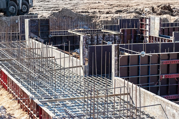 Reforço preparado para despejar uma fundação ou grade de concreto armado Preparação da base para despejar concreto Trabalho monolítico de concreto armado em um canteiro de obras industrial