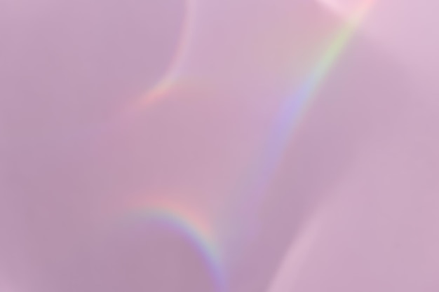 Refração de luz de efeito cáustico na maquete de foto de sobreposição de parede rosa raios de sol borrados refratando através de prisma de vidro com sombra Silhueta de refração de luz natural abstrata na superfície da água