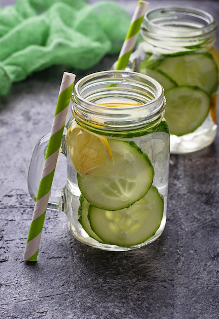 Refrescante agua desintoxicante con pepino y limón. Enfoque selectivo