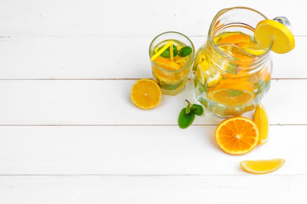 refrescante agua fría de cítricos con menta