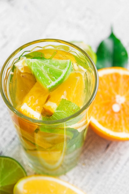 refrescante agua fría de cítricos con menta