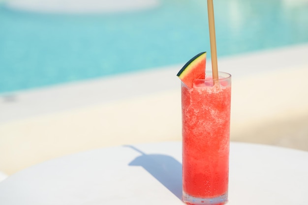 Refrescante batido de jugo de fruta de sandía tropical frío en la mesa