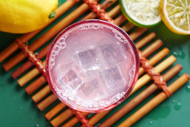 Refrescante bebida de água com limão na vista de cima da mesa