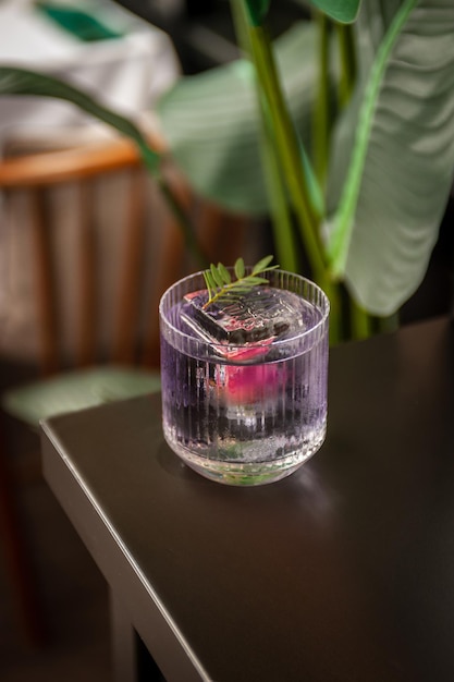 Refrescante bebida de limonada de verano o cóctel alcohólico con hielo Bebida fresca y saludable de limón Agua con limón Foto de alta calidad