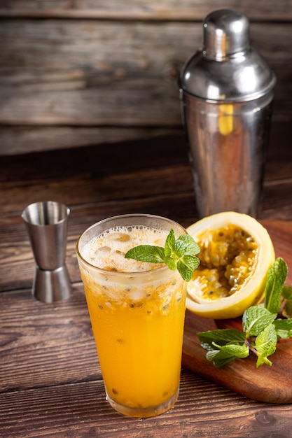 Refrescante bebida de maracuyá con menta y vodka