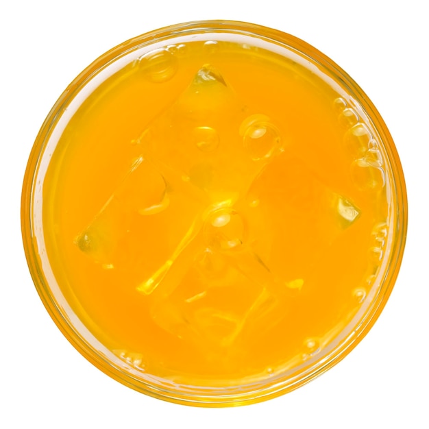 Refrescante bebida de naranja con hielo en un vaso
