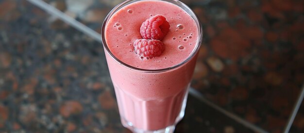 Foto refrescante bebida de verano batido de melocotón y frambuesa