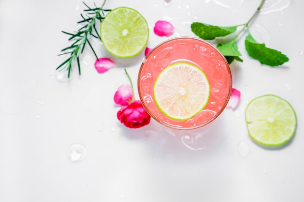 Refrescante bebida de verano con fresa en vasos