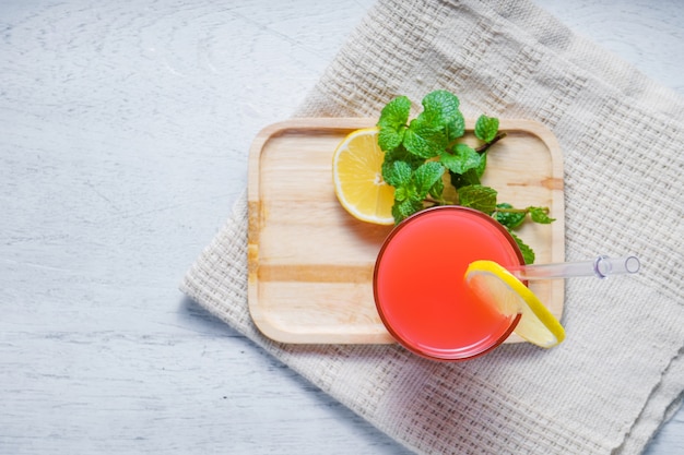 Refrescante bebida de verano con ponche de frutas