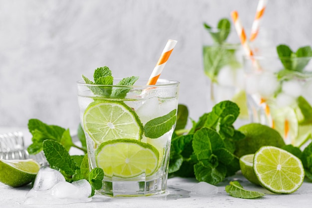 Refrescante cóctel alcohólico de verano mojito con hielo, menta fresca y lima