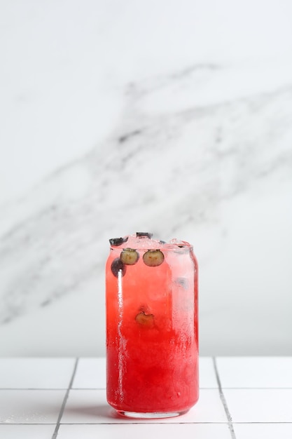 Refrescante cóctel de arándanos con hielo en la mesa de luz. limonada de arándanos o cóctel en la mesa de la barra.