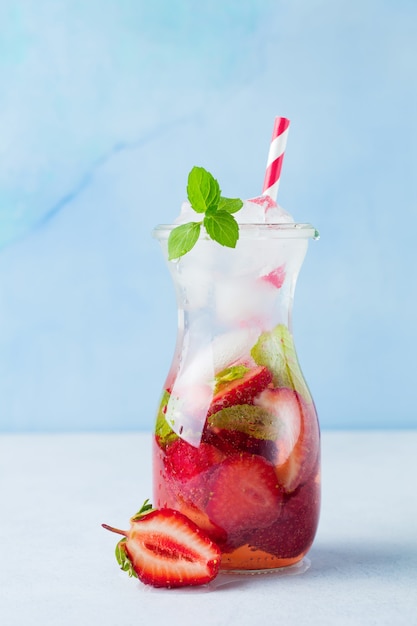 Refrescante cóctel casero de verano en una botella de vidrio