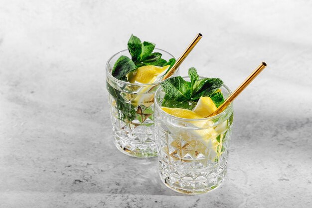 Refrescante cóctel de limonada o mojito con limón y menta. Bebidas de verano.