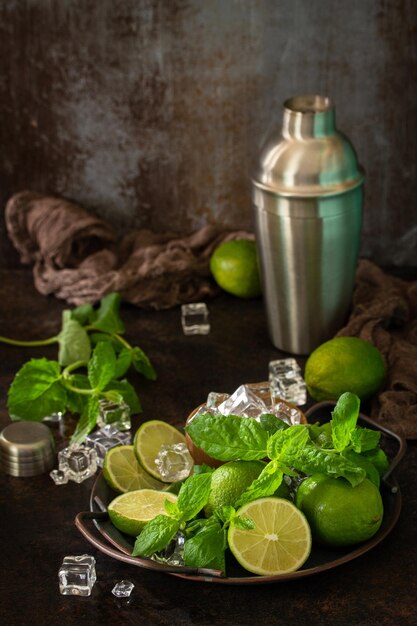 Refrescante cóctel Mojito haciendo ingredientes de hielo de lima menta y utensilios de bar Espacio de copia