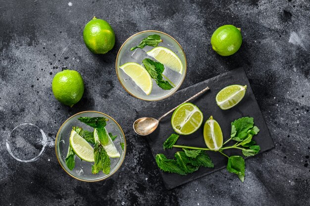 Refrescante cóctel mojito con menta y lima