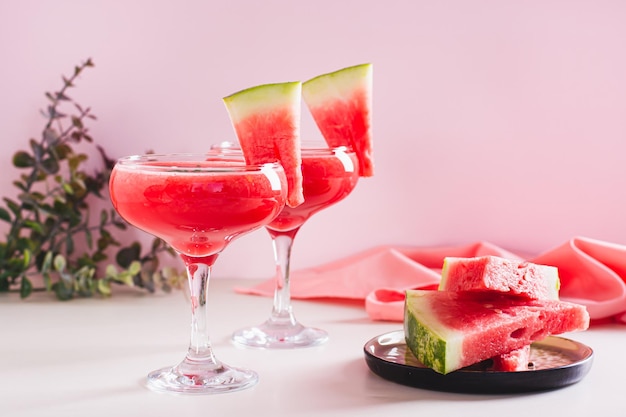 Refrescante cóctel de sandía con menta en vasos sobre la mesa