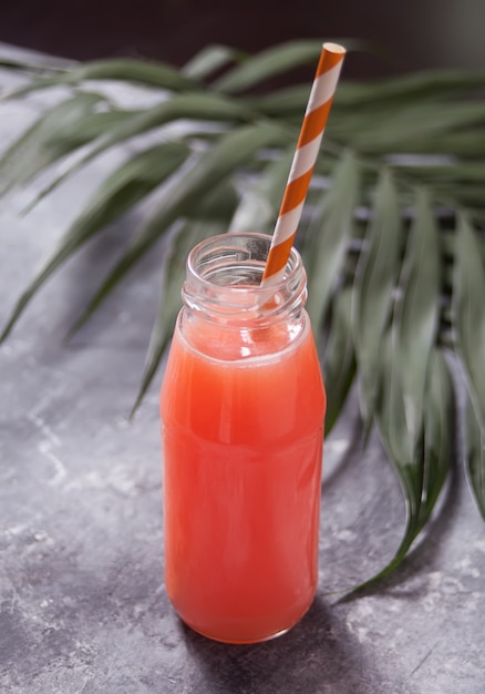 Refrescante cóctel tropical de verano en una botella.