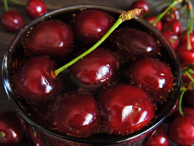 Refrescante cola de cereza con cerezas frescas.