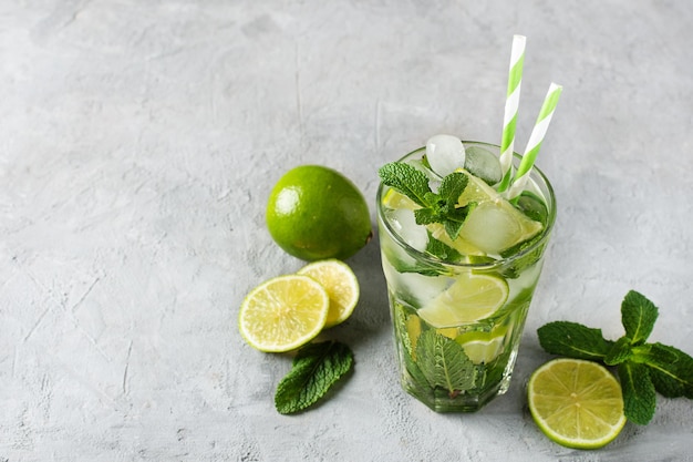 Refrescante coquetel de mojito de verão com cubos de gelo hortelã fresca e limão Um copo de bebida gelada de mojito