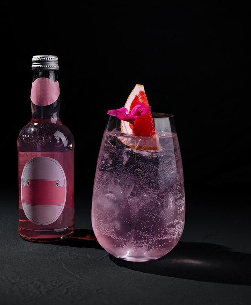 Refrescante gin tonic rosado con guarnición de pomelo