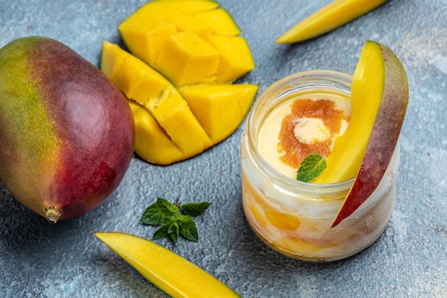 Refrescante helado de mango postre italiano helado banner menú receta lugar para texto vista superior