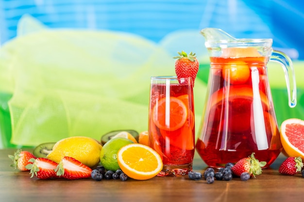 Refrescante jugo de frutas con Frutas