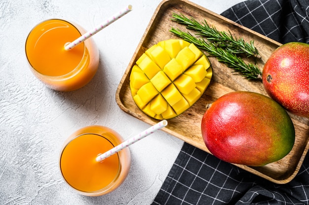 Refrescante jugo de mango en un vaso