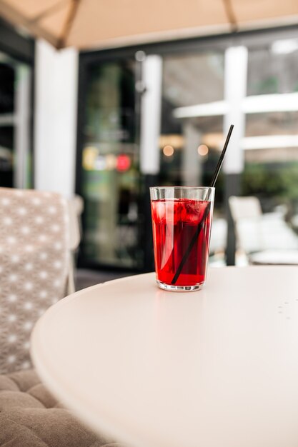 Refrescante limonada de bebida de verano de frutas rojas en la mesa blanca