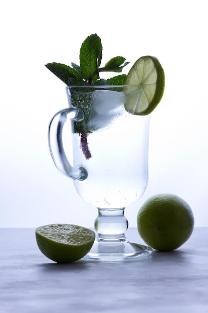 Refrescante limonada casera con rodajas de limón maduro orgánico Bebida fresca y saludable de limón frío Agua con limón Primer plano