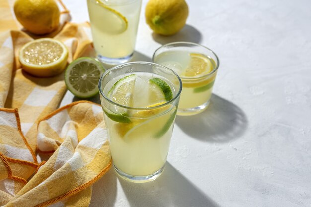 Refrescante limonada de cristal casera con hielo y menta a la luz del sol