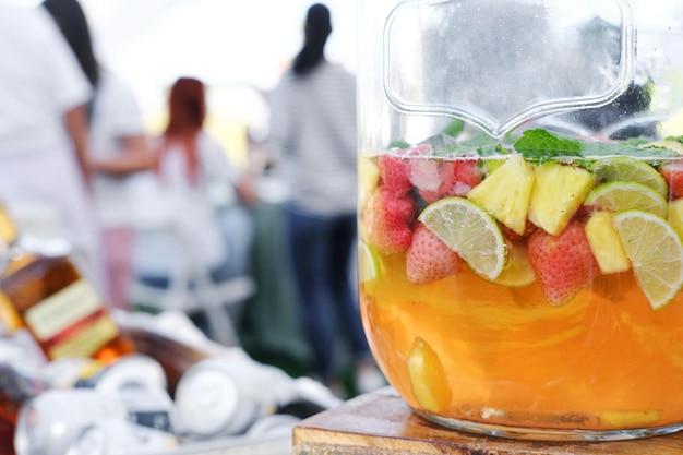 Refrescante limonada con lima, fresa y piña en frascos de vidrio con grifo Concepto de bebidas bar de verano descanso comida saludable Foto horizontal