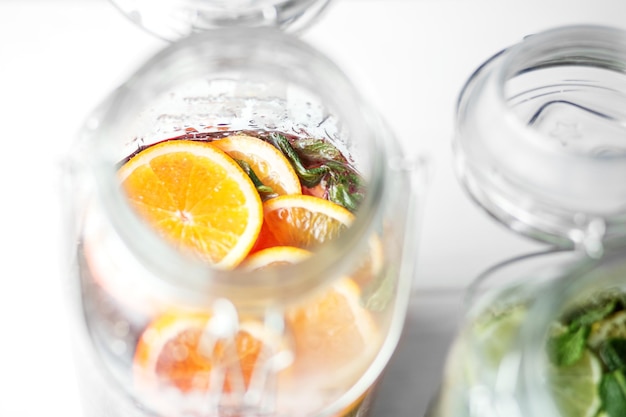 Refrescante limonada con limón, menta, naranja y pomelo en frascos de vidrio Concepto de bebidas bar de verano descanso comida saludable