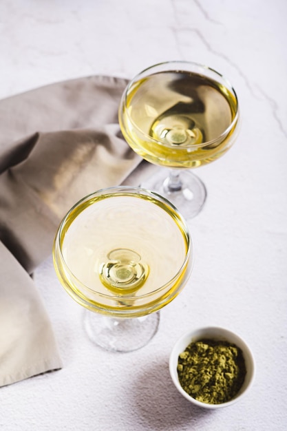Foto refrescante matcha martini verde em copos na mesa vista vertical