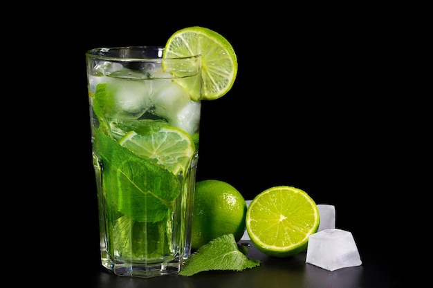 Refrescante mojito de cóctel alcohólico de verano con menta fresca y limón sobre fondo oscuro
