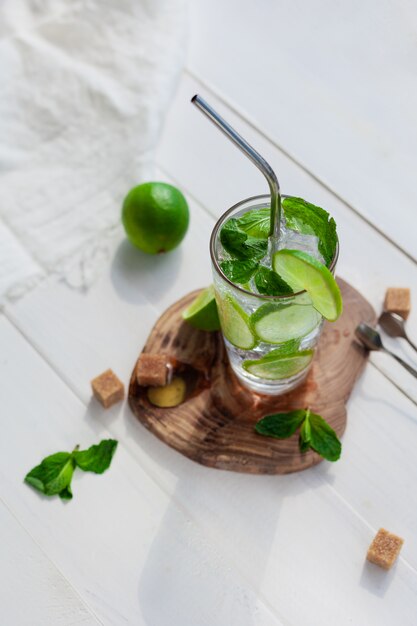 Refrescante mojito con lima en un vaso