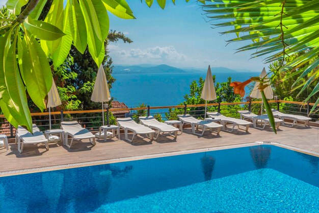 refrescante piscina y vista para los días calurosos