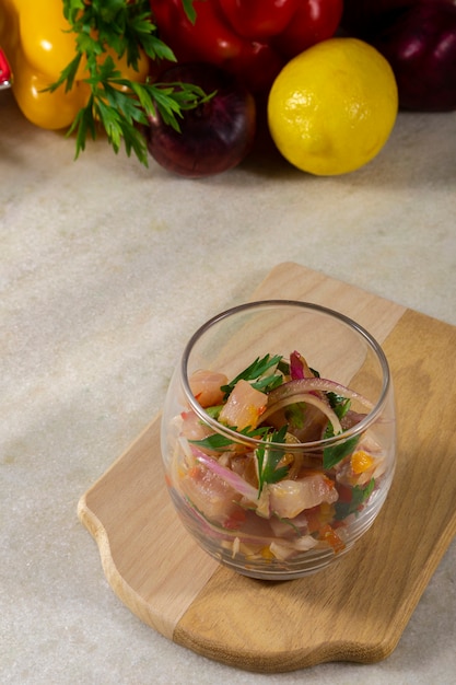 Refrescante prato de peixe marinado em sumo de citrinos. Dieta e conceito de comida saudável.