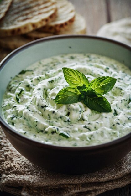 Foto una refrescante salsa a base de yogur hecha con pepinos y ajo