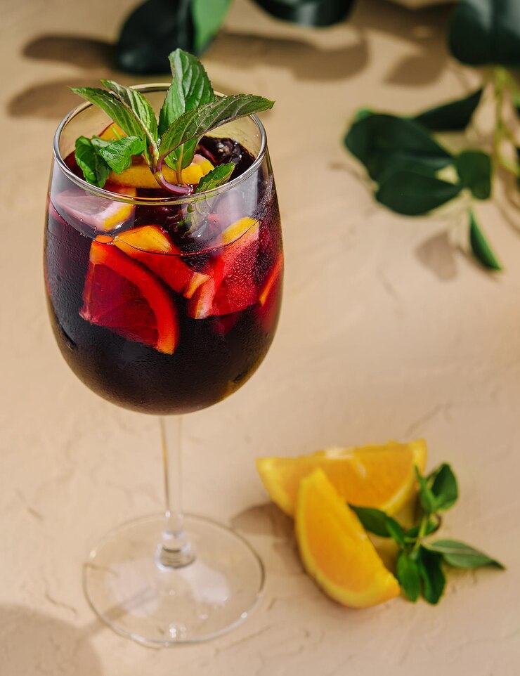 Refrescante sangría de frutas clásica vista desde arriba