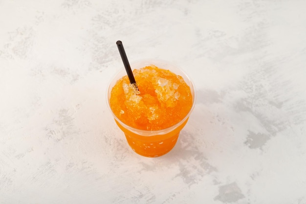 Refrescante Slushie Naranja Granizado en vaso de plástico Cítricos Granizados Comida y bebida para llevar