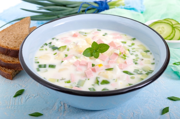 Refrescante sopa fría de Okroshka eslava en un tazón.