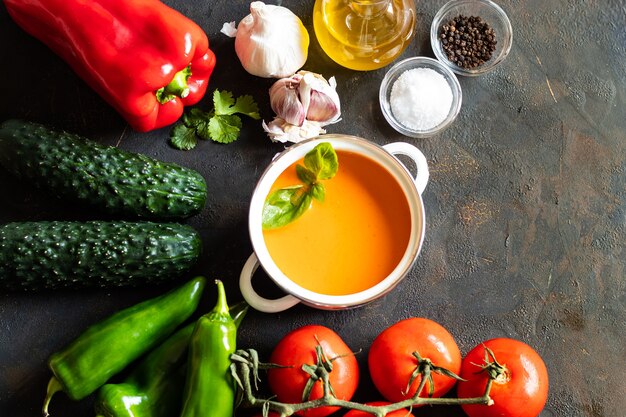 Refrescante sopa de tomate con gazpacho andaluz