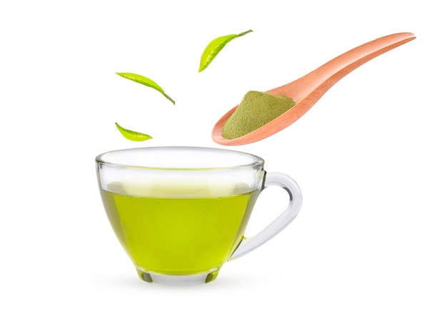 Refrescante té verde en taza, cuchara de madera y hojas sobre fondo blanco