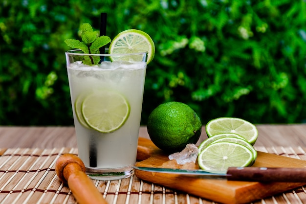 Refrescante tradicional brasileña caipirinha