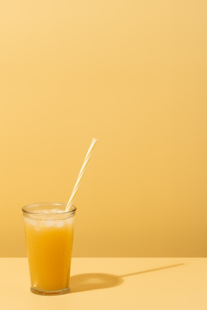 Refrescante vaso de jugo de frutas en un día de verano