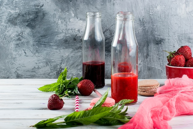 Refrescantes batidos de fresa y arándanos.