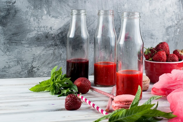 Refrescantes batidos de fresa y arándanos.