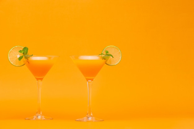 Refrescantes bebidas de cóctel de jugo de naranja en los vasos.