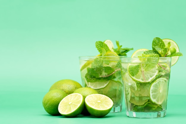 Refrescantes bebidas de cóctel Mojito en las copas.