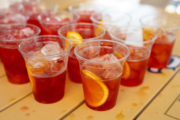 refrescantes bebidas frías con hielo en vasos de plástico transparente